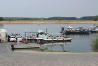 Один паром ожидает пока отчалит другой.jpg