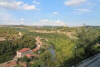 Вид с балкона гостиничного номера на крепость Царевец.jpg